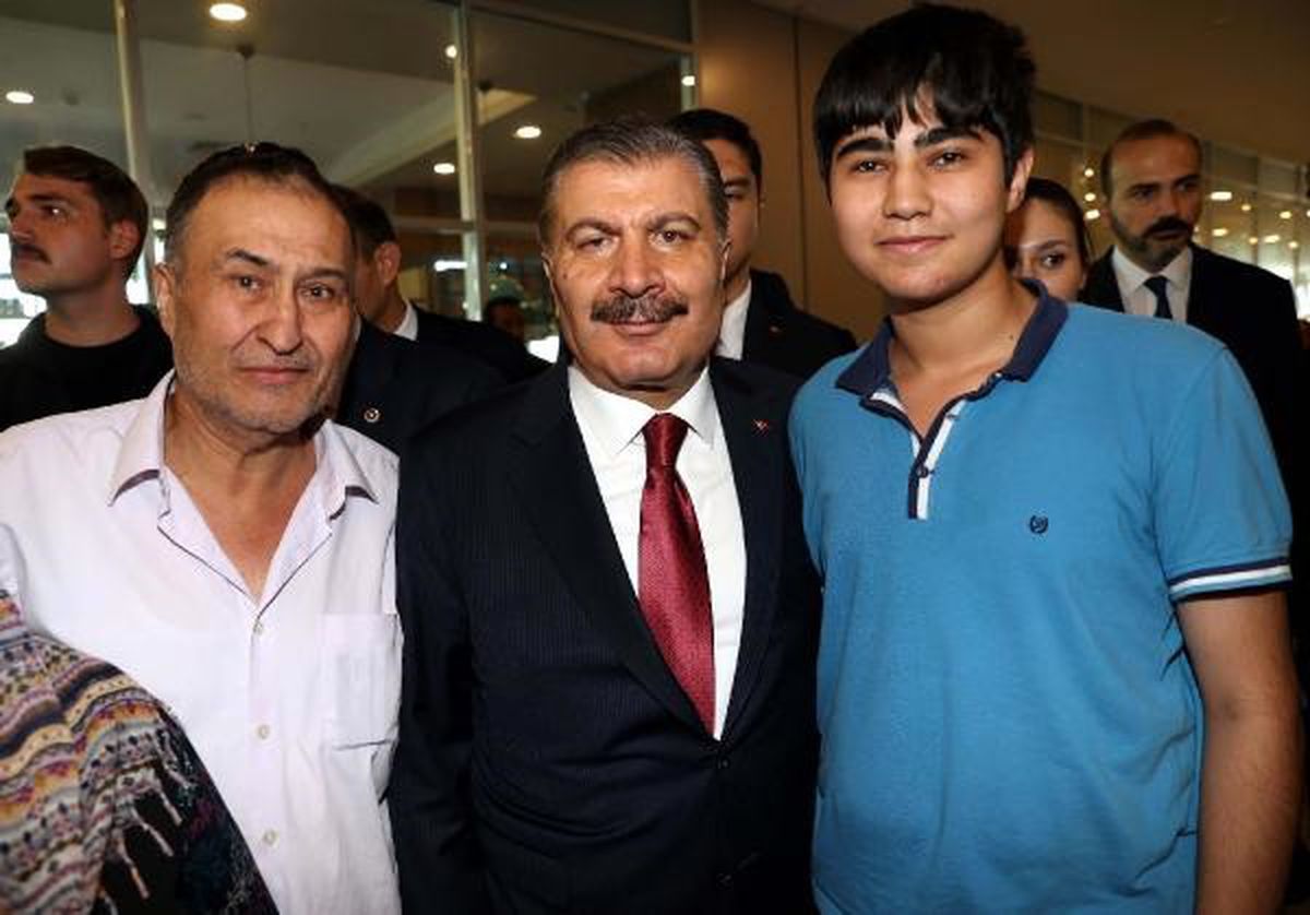 Baba, oğlunu Sağlık Bakanı Koca'yla tanıştırdı