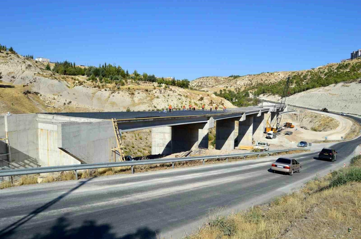 Ulaştırma ve Altyapı Bakanı Abdulkadir Uraloğlu, Besni Viyadüğü\'nde İncelemelerde Bulundu