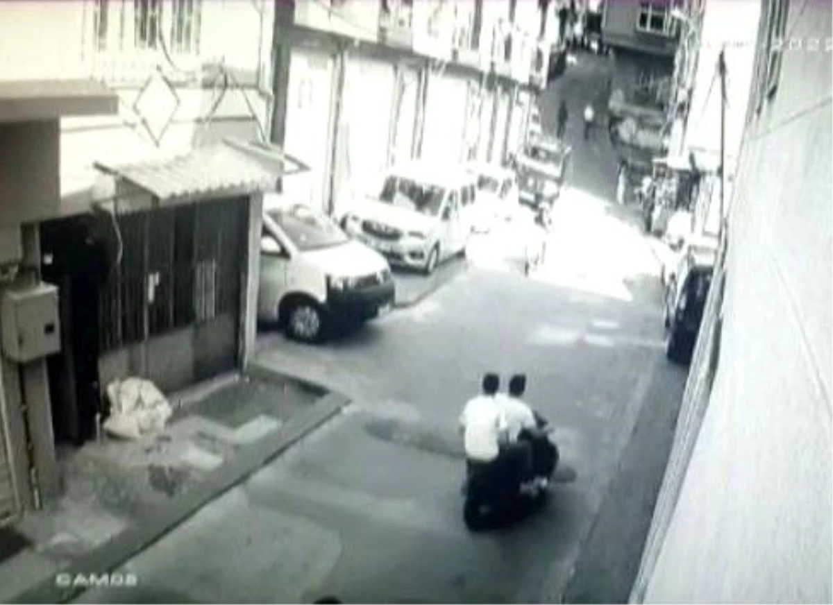 Beyoğlu\'nda Motosikletli Torbacılar Polisten Kaçarken Yakalandı