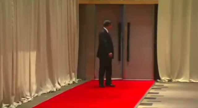 BRICS Zirvesi'nde Çin Devlet Başkanı Şi Cinping'in arkasından kapıyı kapatıp korumalarını dışarda bıraktılar