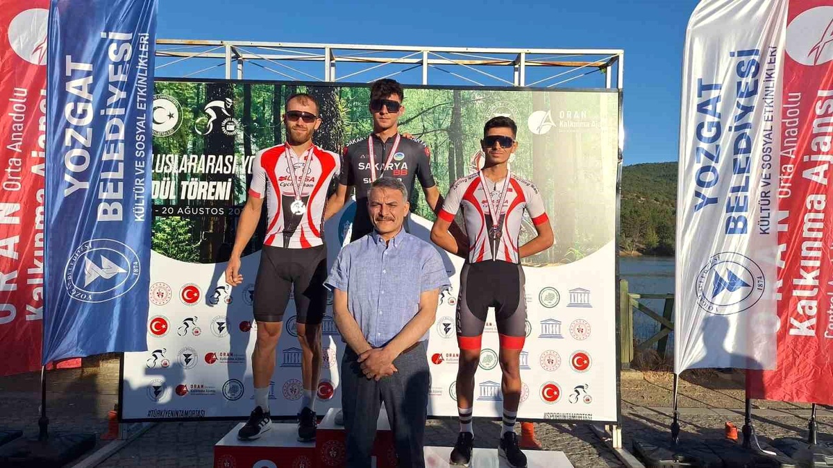 Sakarya Büyükşehir Belediyesi Bisiklet Sporcuları Yozgat\'ta Şampiyonluk Kazandı