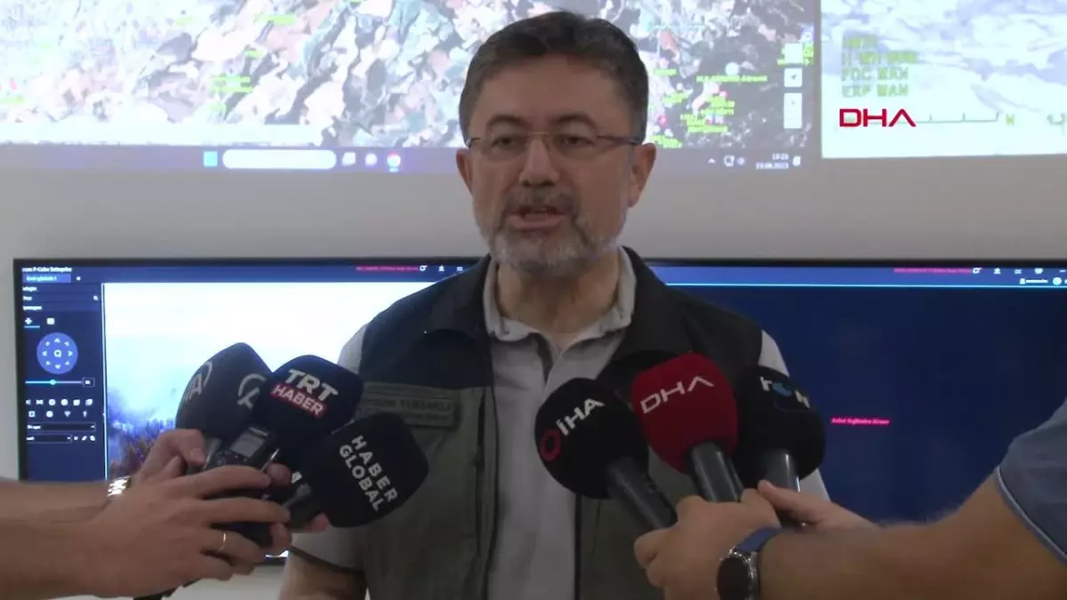 ÇANAKKALE\'DEKİ ORMAN YANGININDA 2\'NCİ GÜN; BAKAN YUMAKLI: YANGININ İLERLEMESİ DURDURULDU