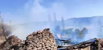 Çankırı'da çıkan yangında 3 ev ve 1 samanlık yandı