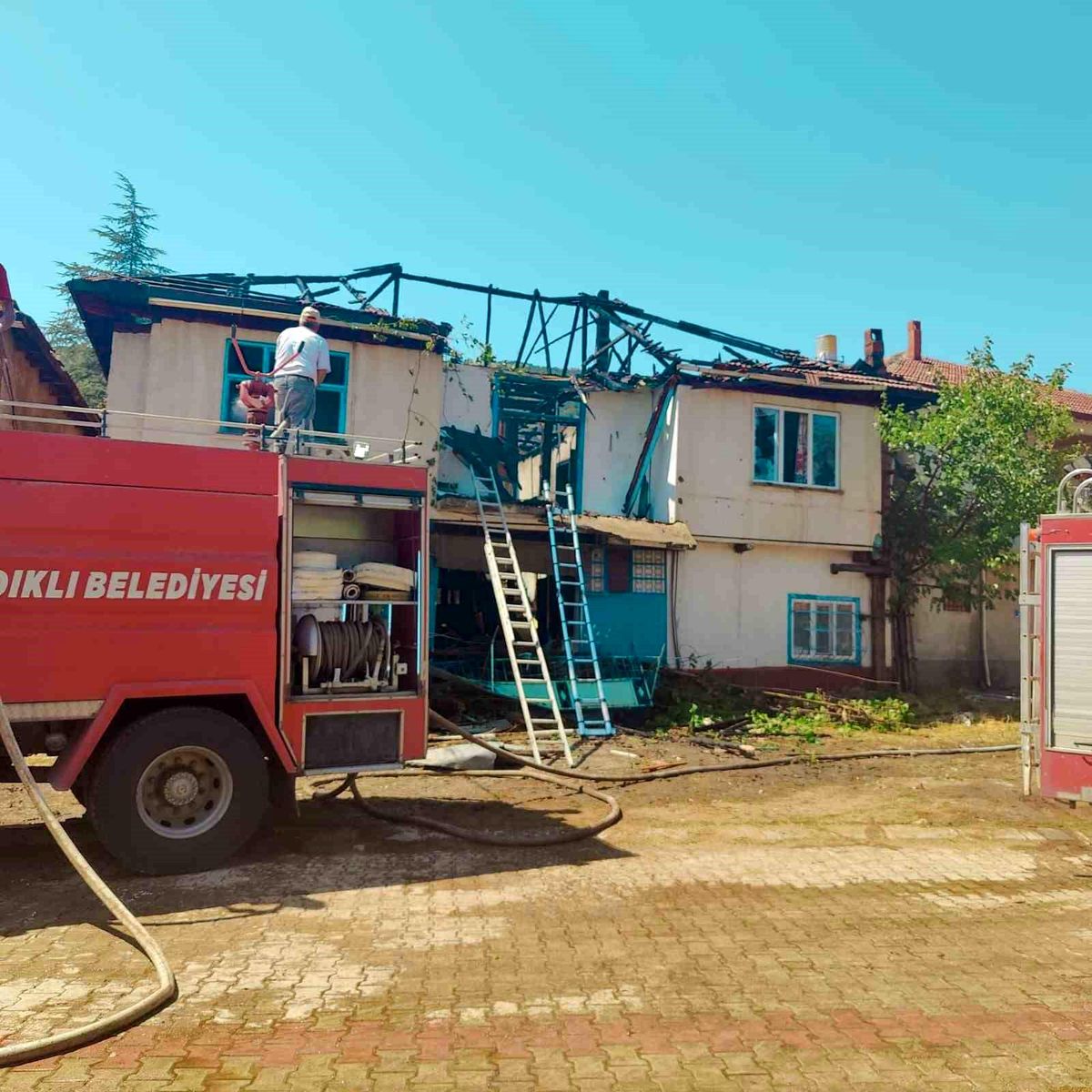 Afyonkarahisar\'ın Sandıklı ilçesinde çıkan yangın sonucu ev kullanılamaz hale geldi