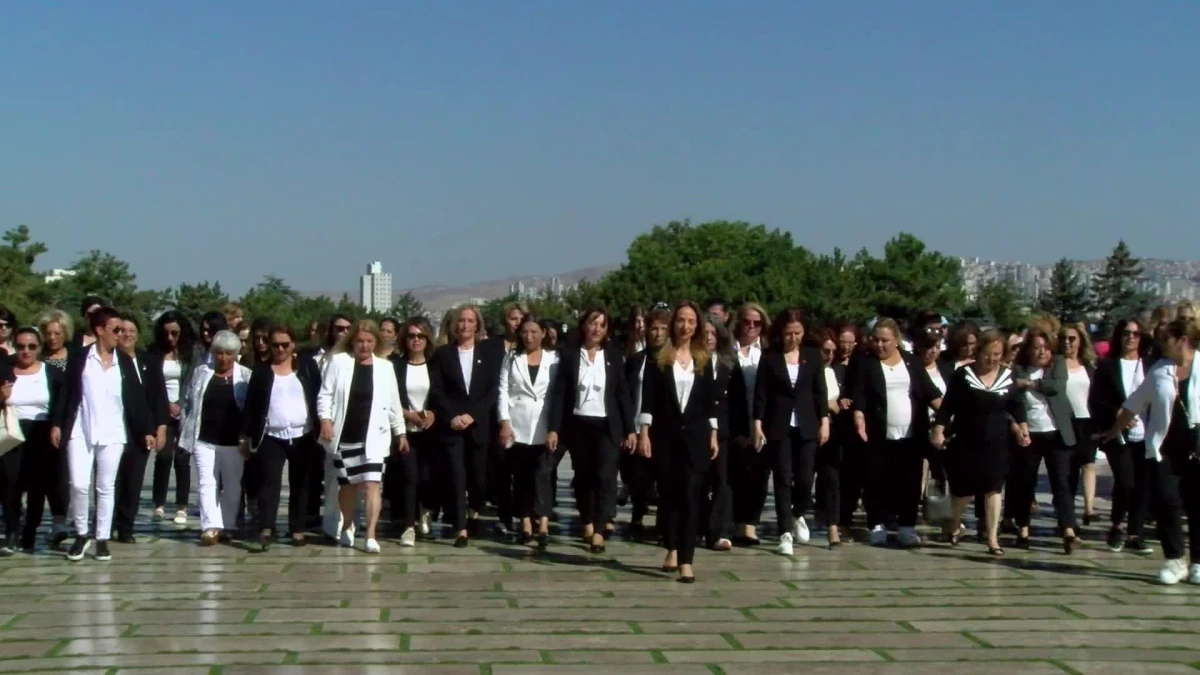CHP Kadın Kolları Genel Başkanı Aylin Nazlıaka ve 81 İl Kadın Kolları Başkanı Anıtkabir\'i ziyaret etti