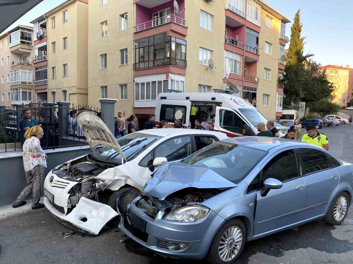 Çorlu\'da Yol Ayrımında Meydana Gelen Kazada 4 Kişi Yaralandı