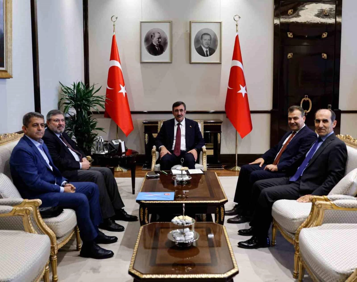 Öz Finans İş Sendikası Genel Başkanı Ahmet Eroğlu, Cumhurbaşkanı Yardımcısı Cevdet Yılmaz\'ı ziyaret etti