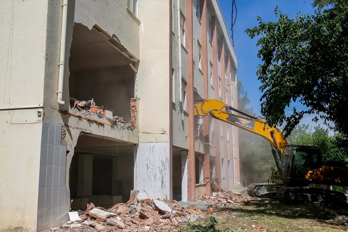 Diyarbakır\'da depremden etkilenen ağır hasarlı binaların yıkımı devam ediyor