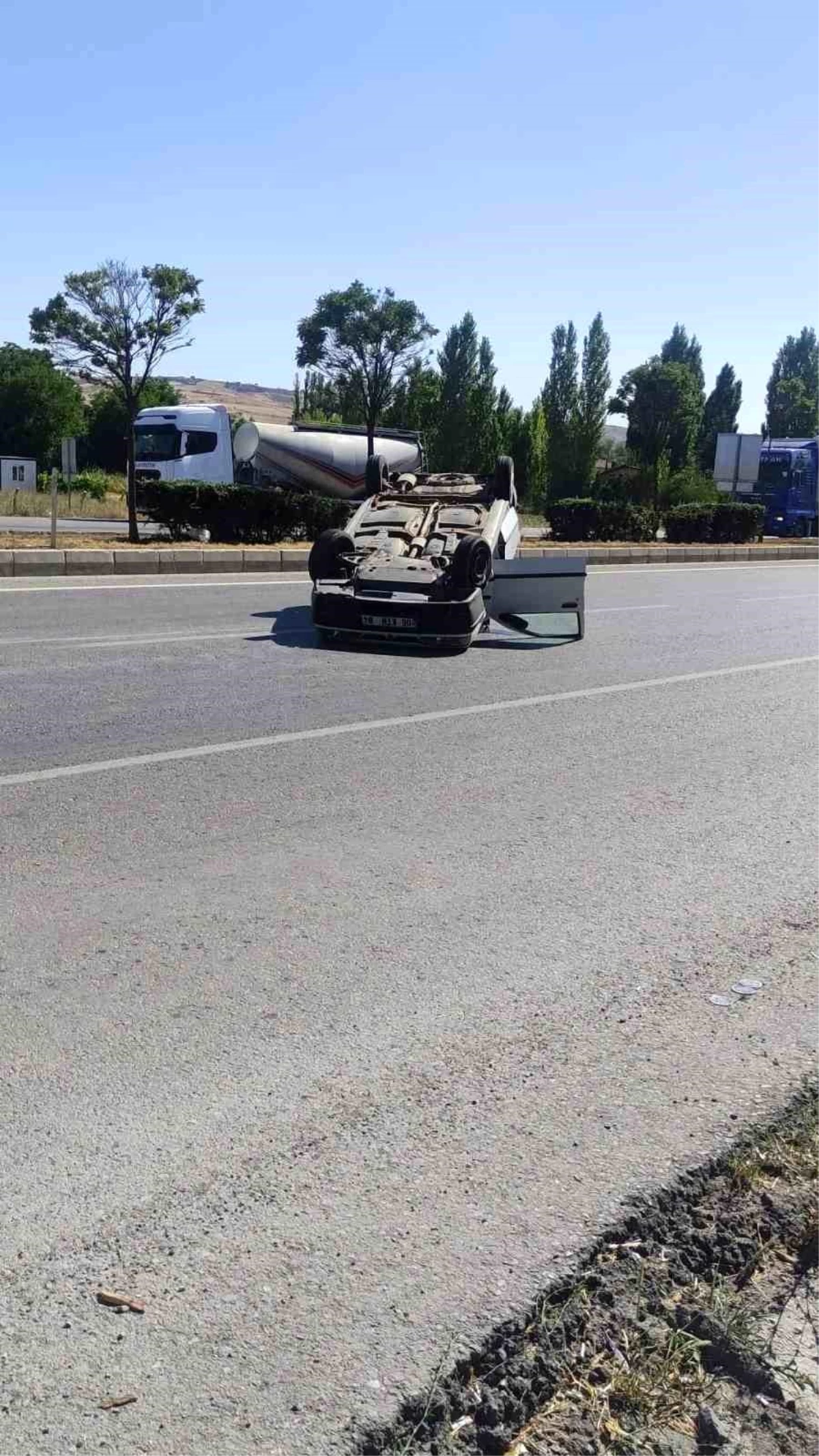 Ankara\'da araç takla attı: 3 kişi yaralandı