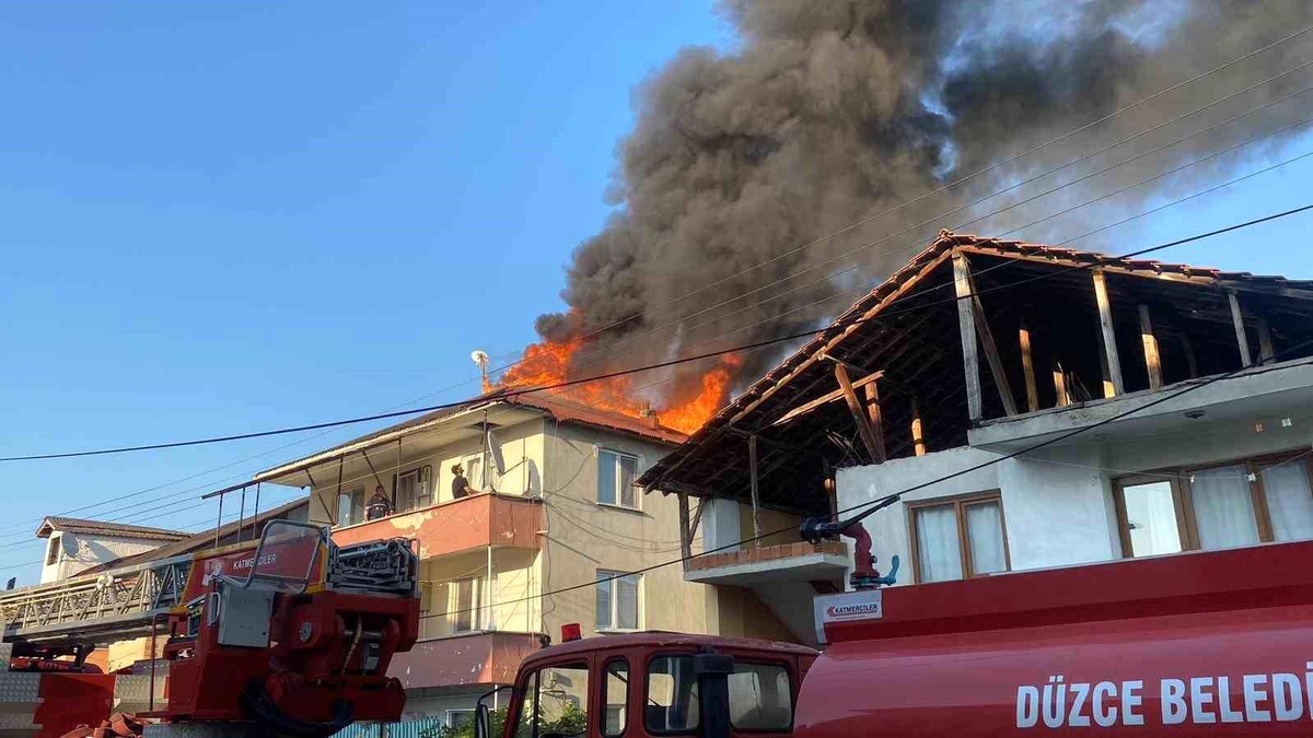 Düzce\'de Metruk Bir Ev ve İki Binanın Çatısı Yangında Yandı
