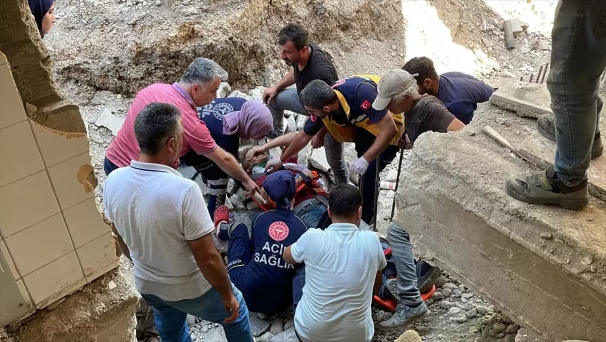 Düzce'de Okul İnşaatında İş Kazası: Kalıp Ustası Yaralandı