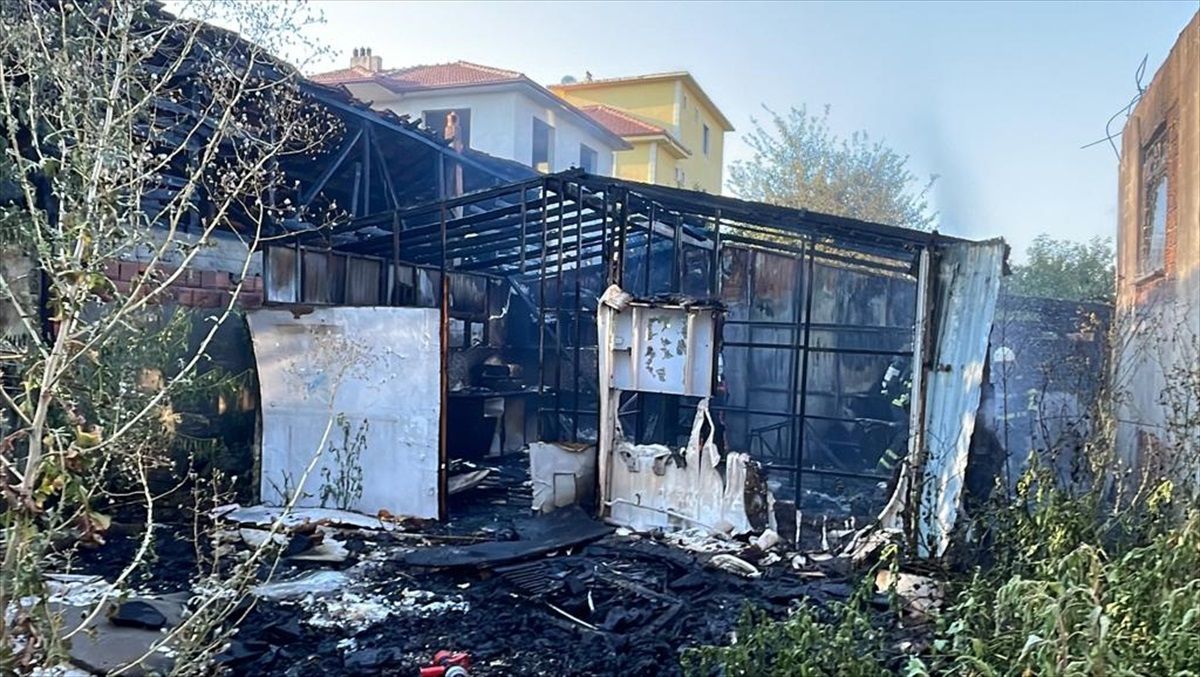 Düzce\'de Metruk Binada Çıkan Yangın İki Eve Sıçradı