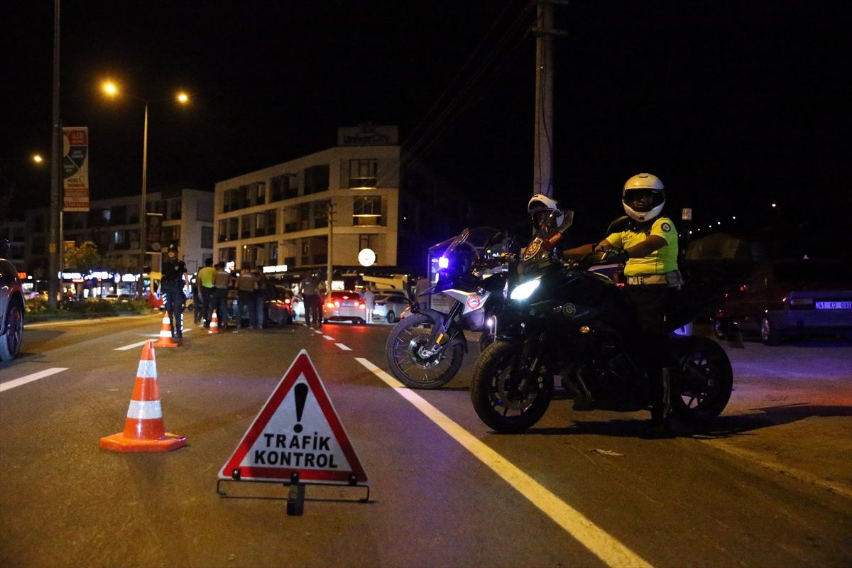 Düzce\'de yapılan asayiş ve trafik uygulamasında 40 sürücüye 70 bin 486 lira para cezası uygulandı, 143 kişinin kimlik bilgileri sorgulandı