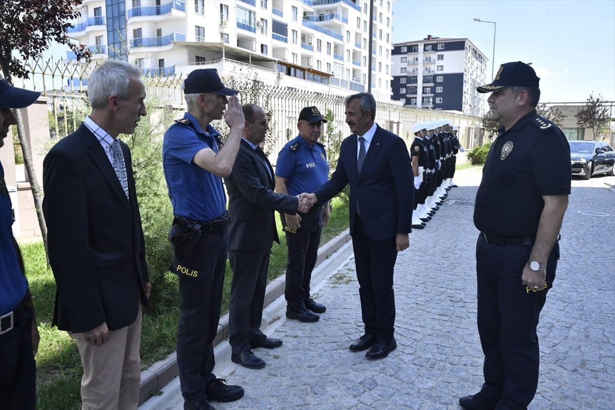 Edirne Valisi Yunus Sezer, Emniyet Müdürlüğünü ziyaret etti