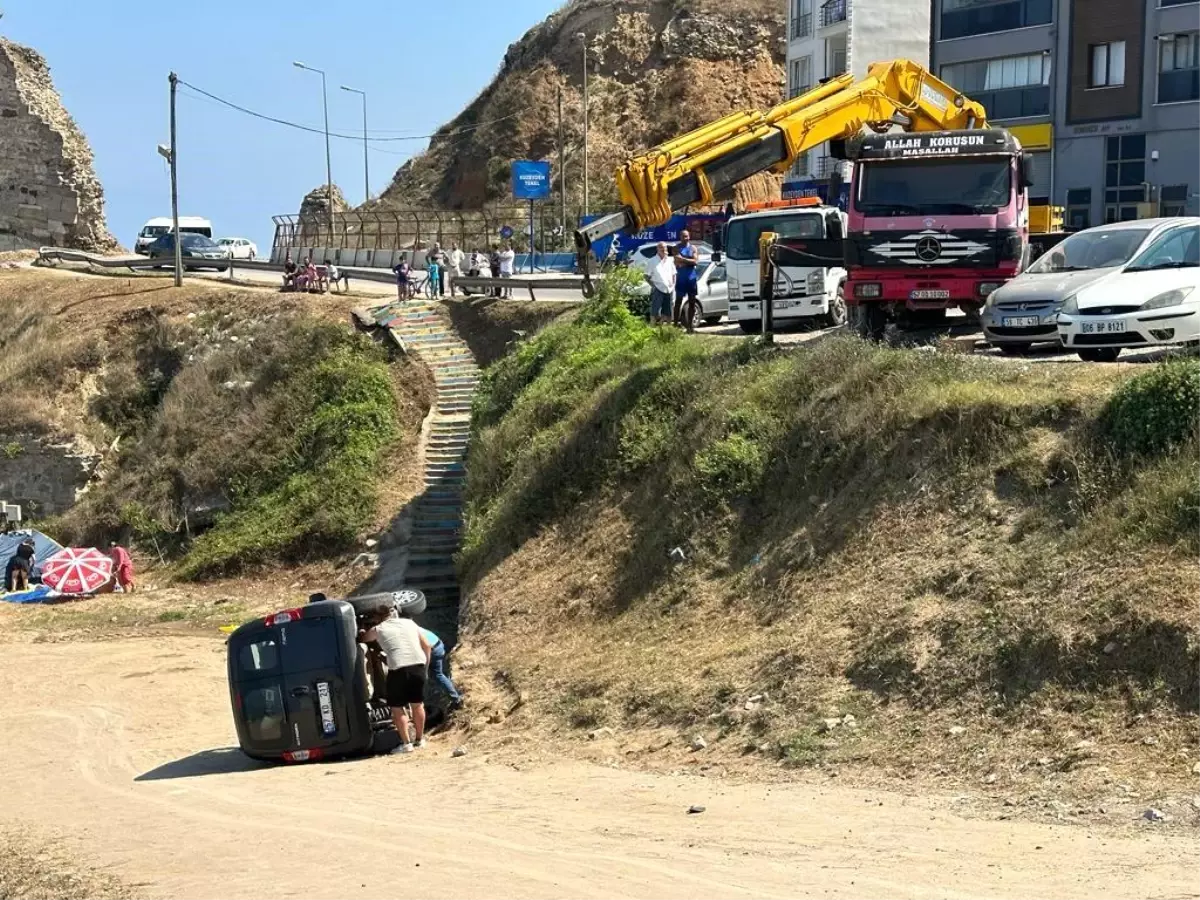 Sinop\'ta El Freni Çekilmeyen Araç Deniz Kenarına Yuvarlandı