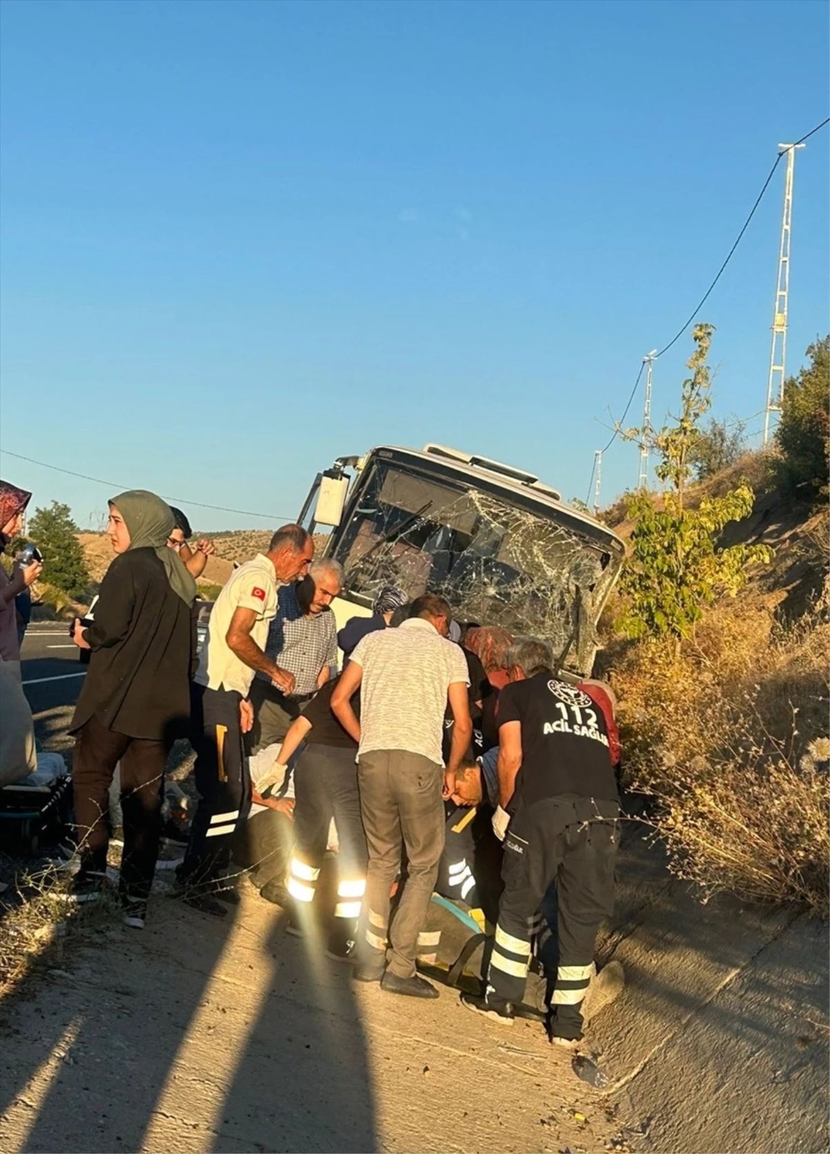 Elazığ\'da midibüs su tahliye kanalına girdi: 13 yaralı