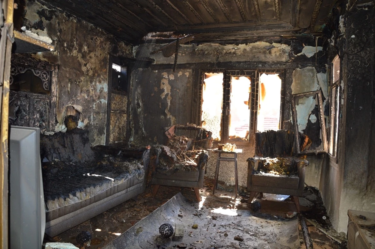 Eskişehir\'de metruk binada başlayan yangın bitişikteki 2 eve sıçradı