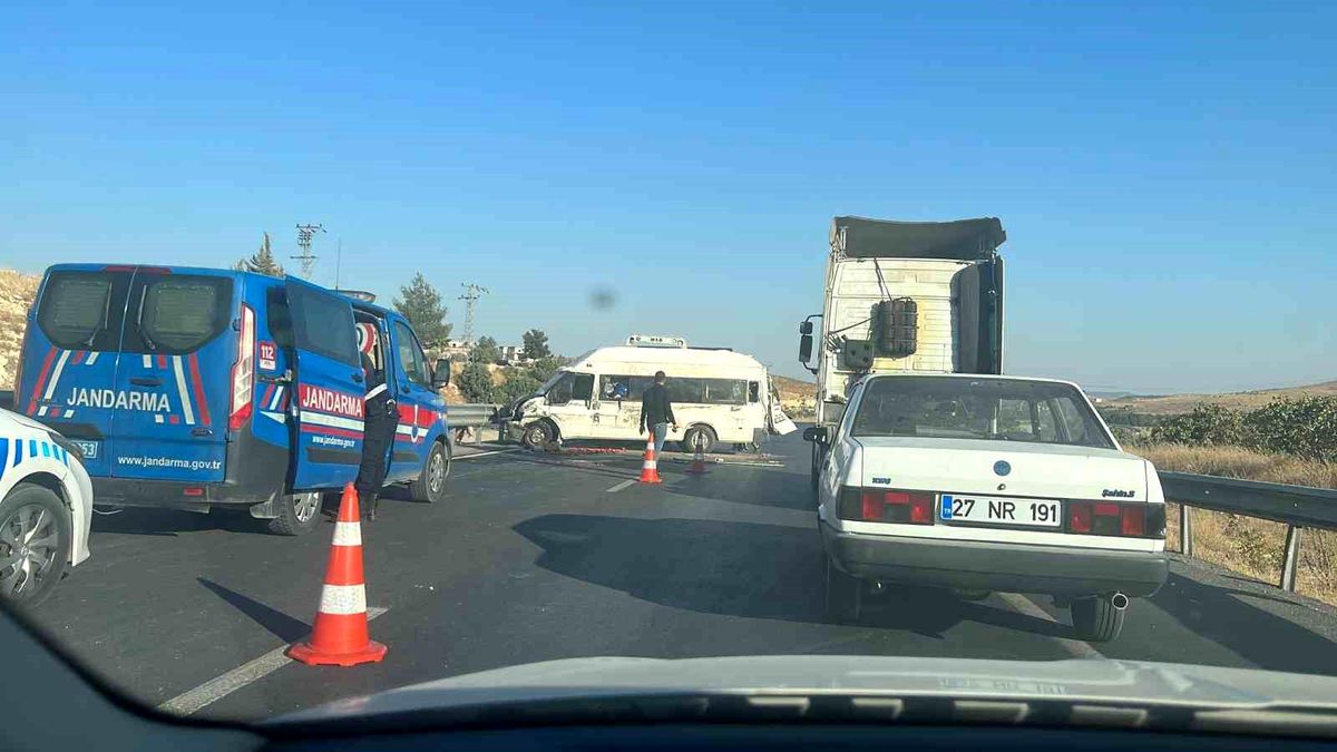 Gaziantep\'te Minibüs Devrildi: 9 İşçi Yaralandı