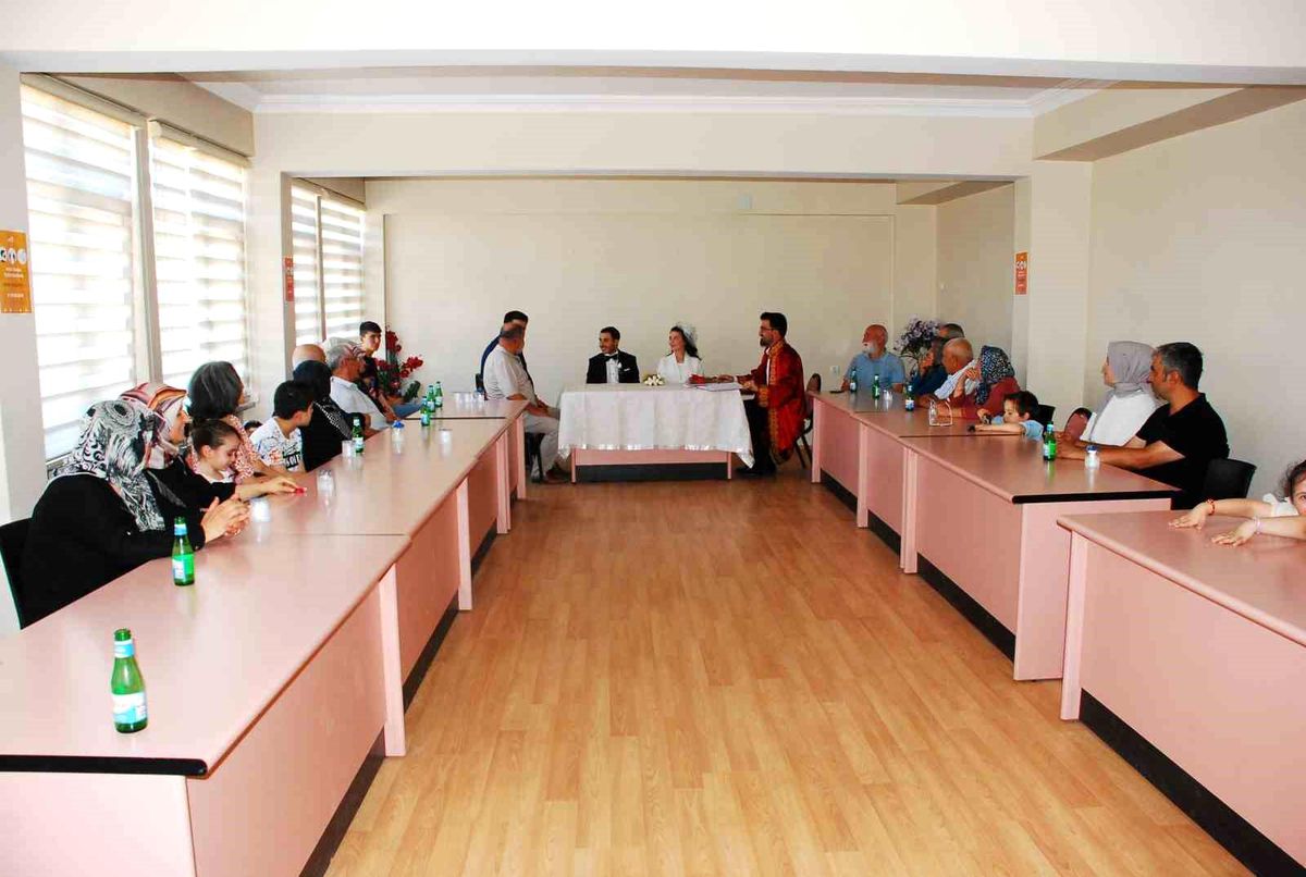 Gediz\'de özel öğrenciler öğretmenlerini mutlu gününde yalnız bırakmadılar