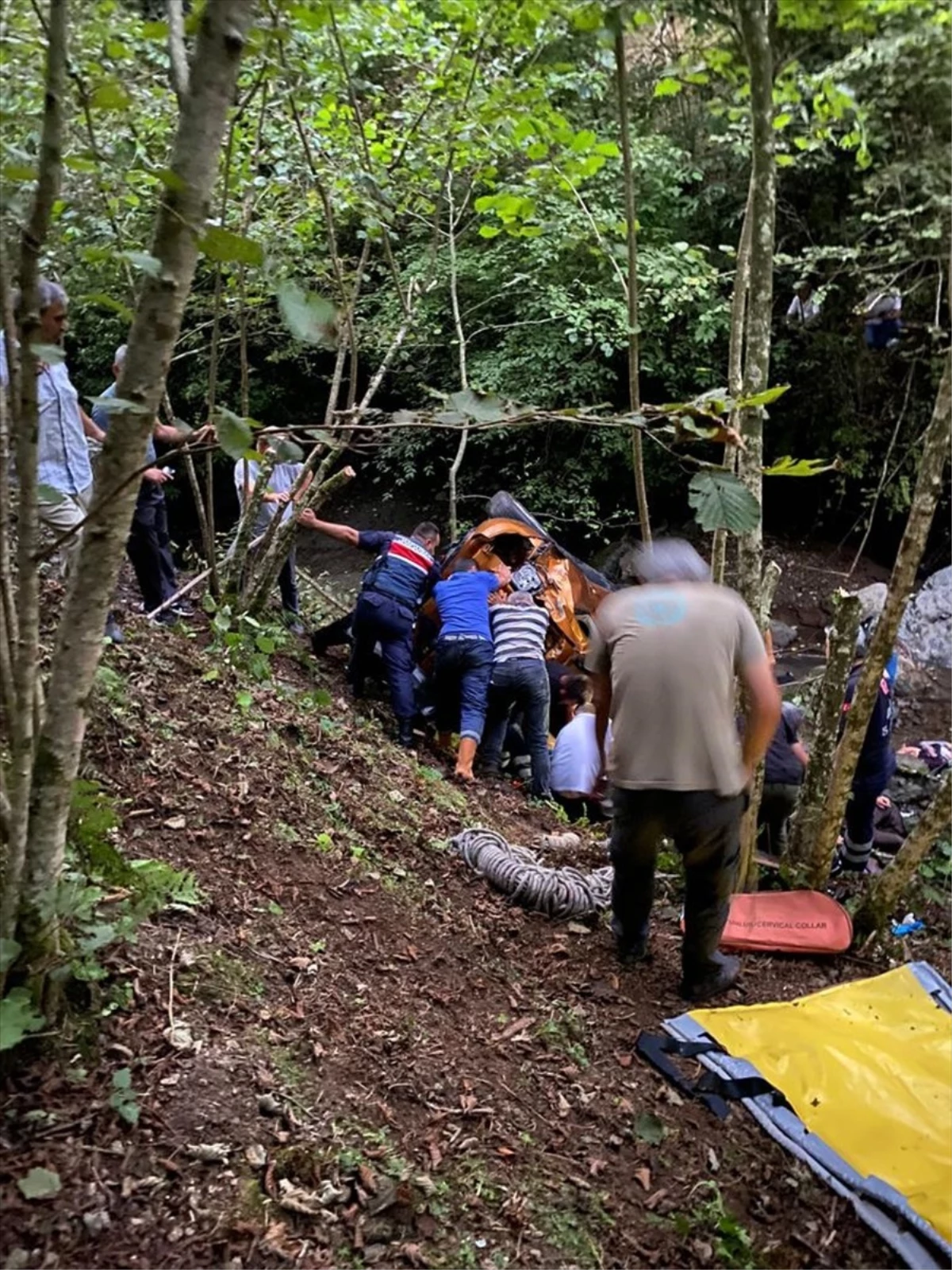 Giresun\'da otomobil dereye devrildi: 1 ölü, 4 yaralı