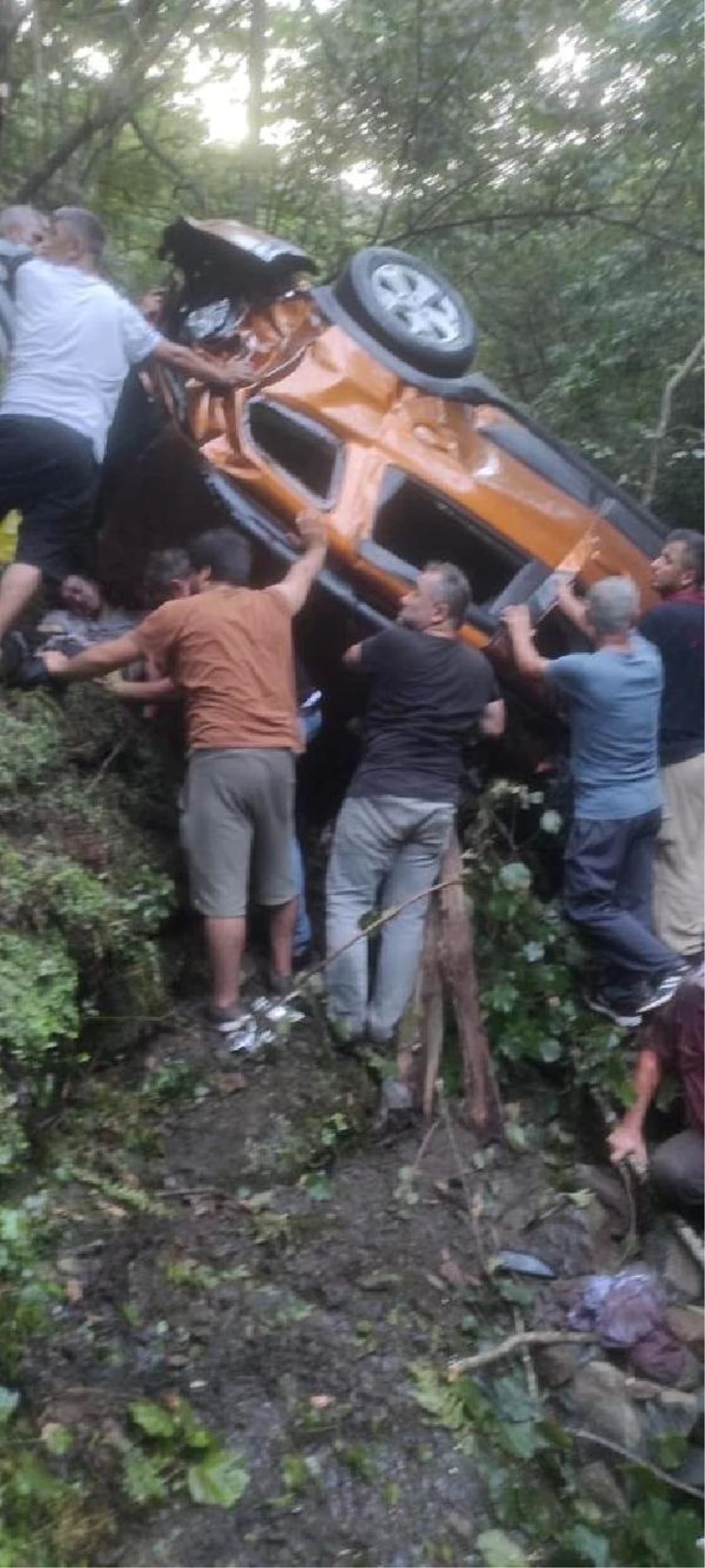 Giresun\'da otomobil dereye yuvarlandı: 1 ölü, 3 yaralı