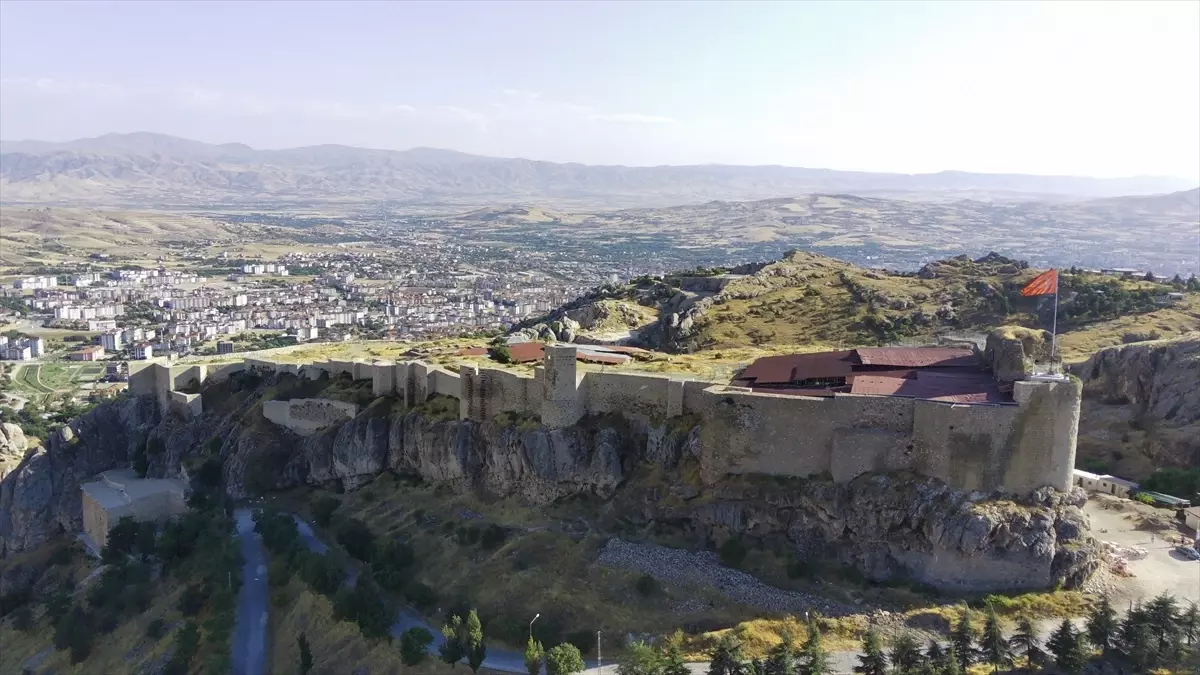 Elazığ\'da Harput Kalesi\'nde 1000 yıllık saray mutfağı bulundu