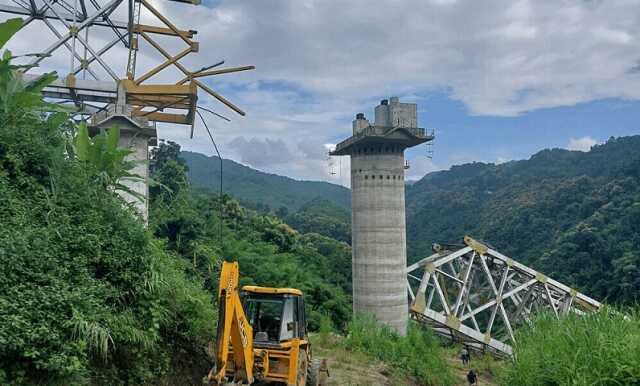 Hindistan'da inşaat halindeki demir yolu köprüsü çöktü: 26 kişi hayatını kaybetti, çok sayıda işçi enkazda mahsur
