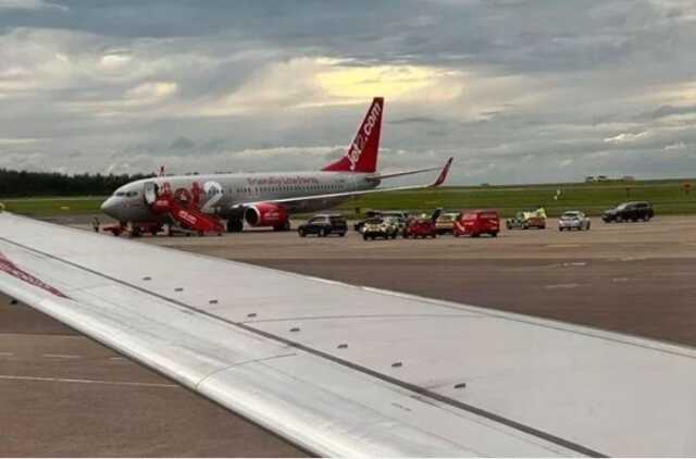İngiltere-Türkiye seferini yapan uçakta bomba alarmı paniğe sebep oldu İngiltere-Türkiye seferini yapan uçakta bomba alarmı paniğe sebep oldu