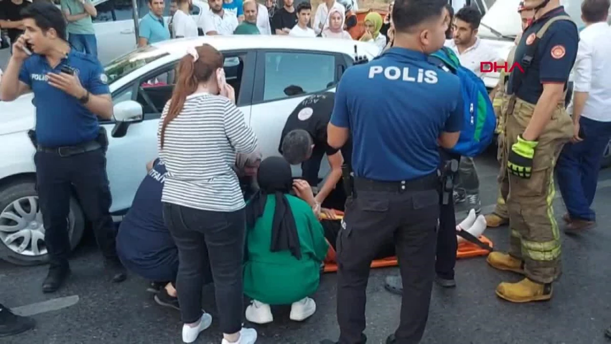Sultanbeyli\'de servis minibüsünden inen kadına otomobil çarptı