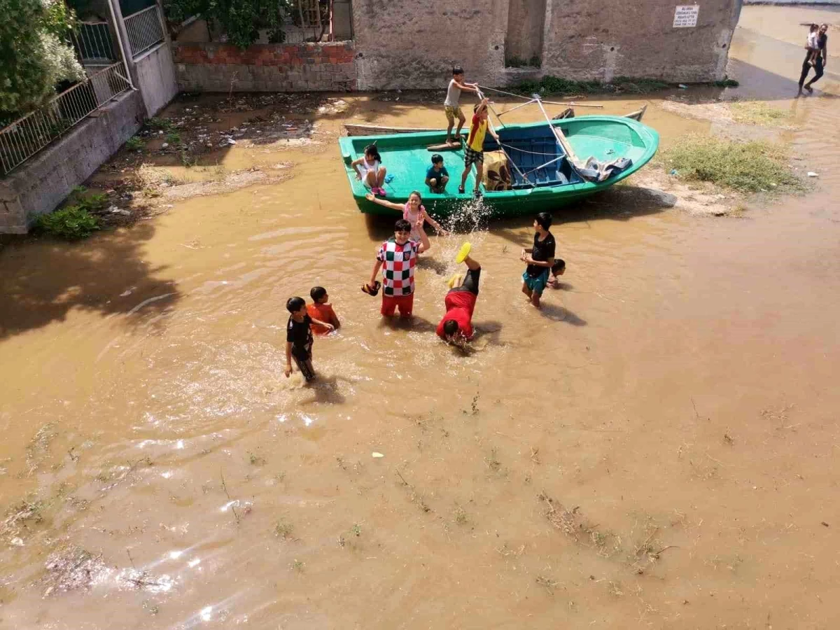 İzmir Karşıyaka\'da Ana Su Borusu Patladı, Sokaklar Göle Döndü