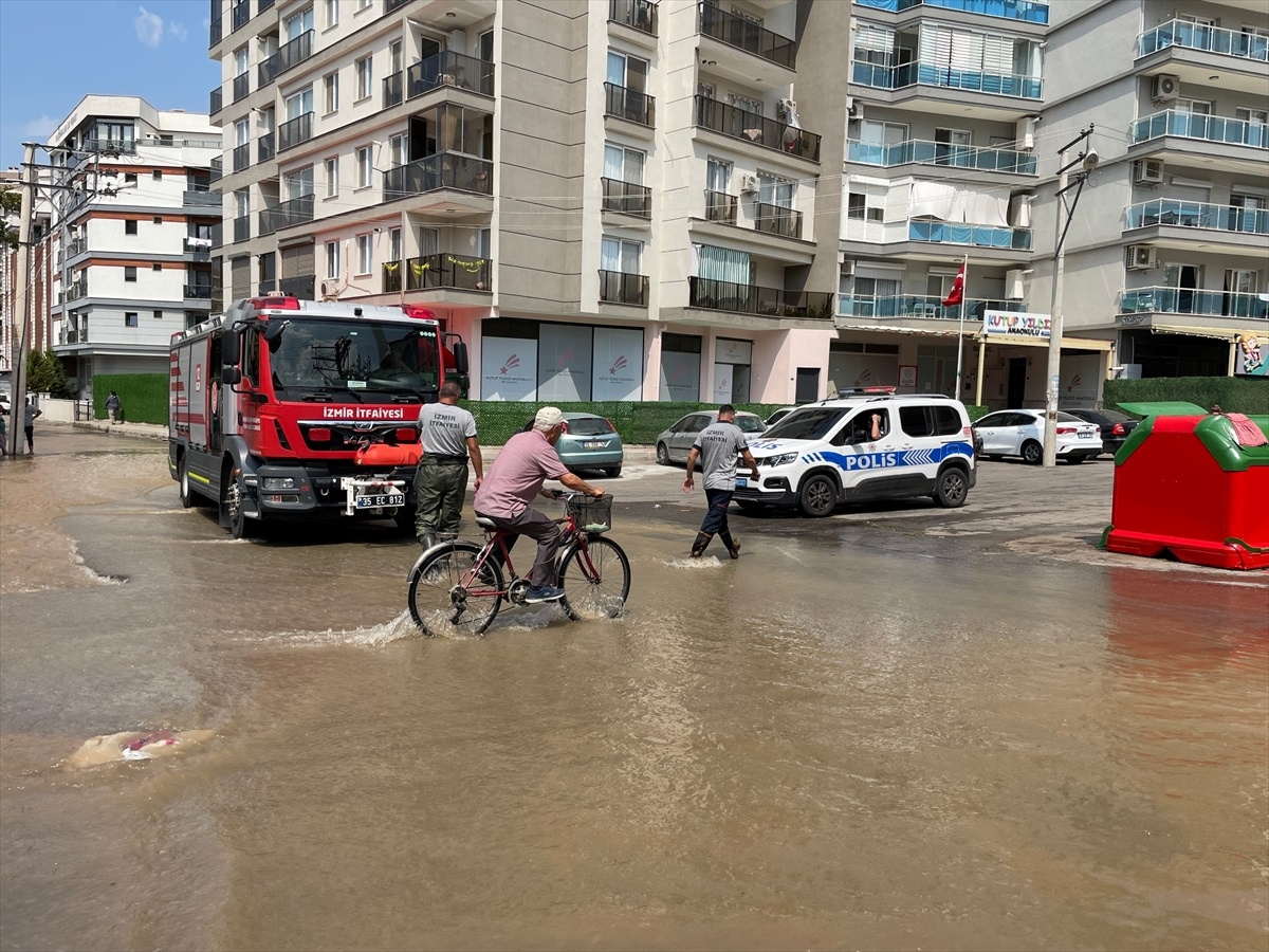 İş makinesi su borusunu patlattı, ev ve iş yerleri su bastı