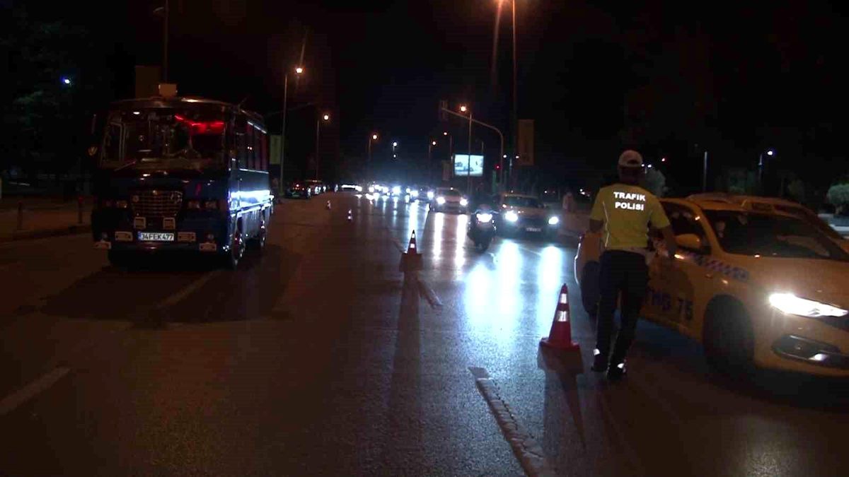 Kadıköy'de Abart Egzoz ve Modifiyeli Araç Denetimi: 5 Araç Trafikten Men Edildi