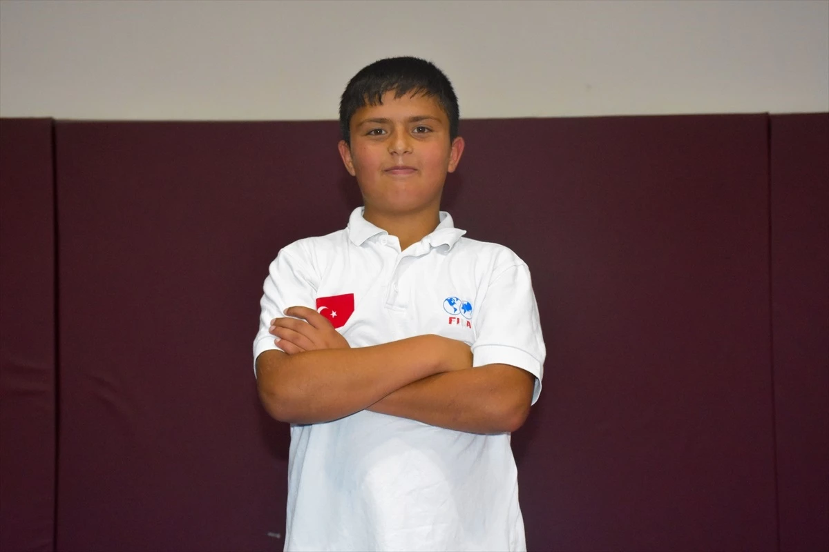 Van\'da 11 yaşındaki güreşçi Botan Demir, uluslararası başarılar için çaba gösteriyor