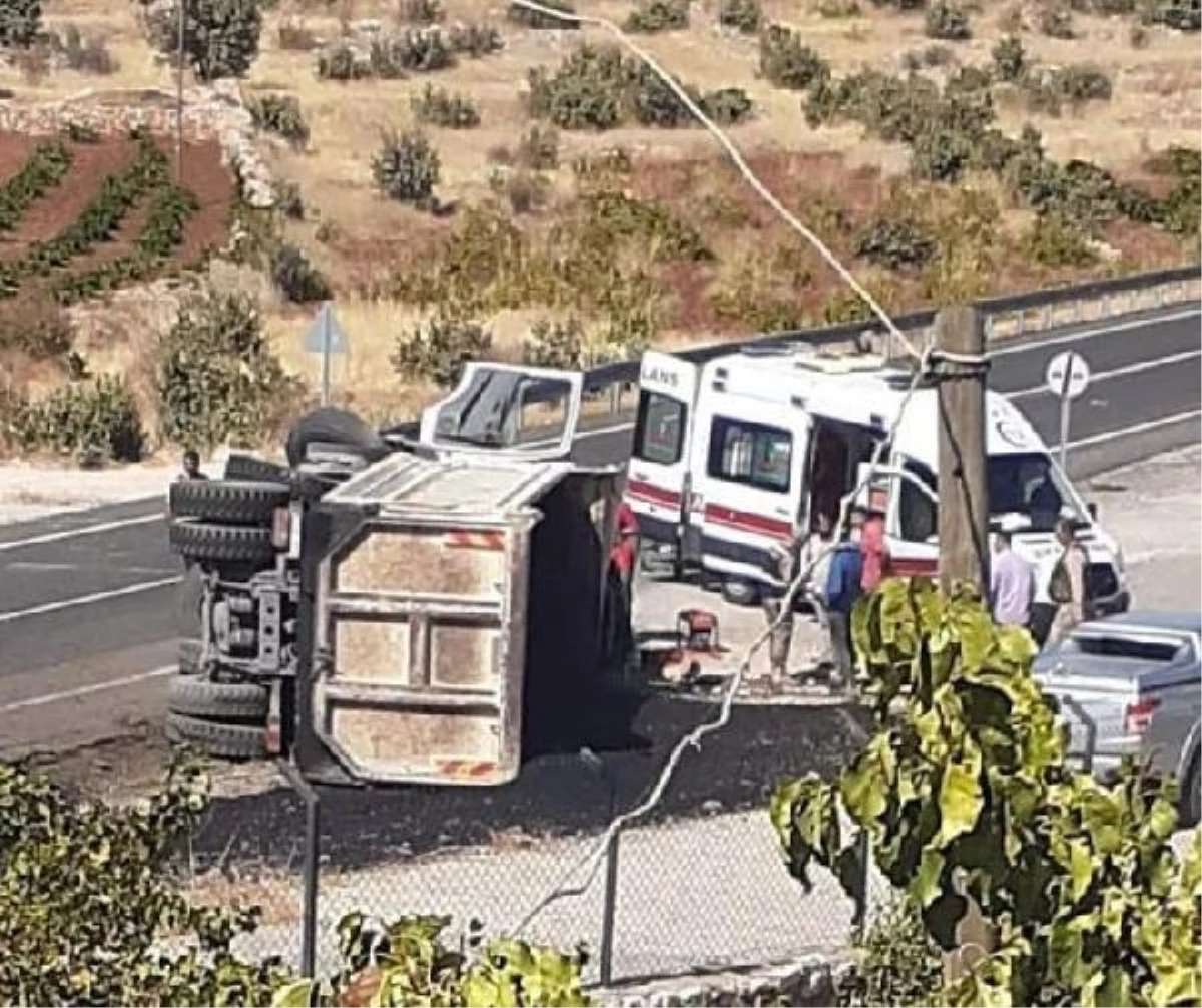Mardin\'de lastiği patlayan kamyon devrildi, şoför yaralandı