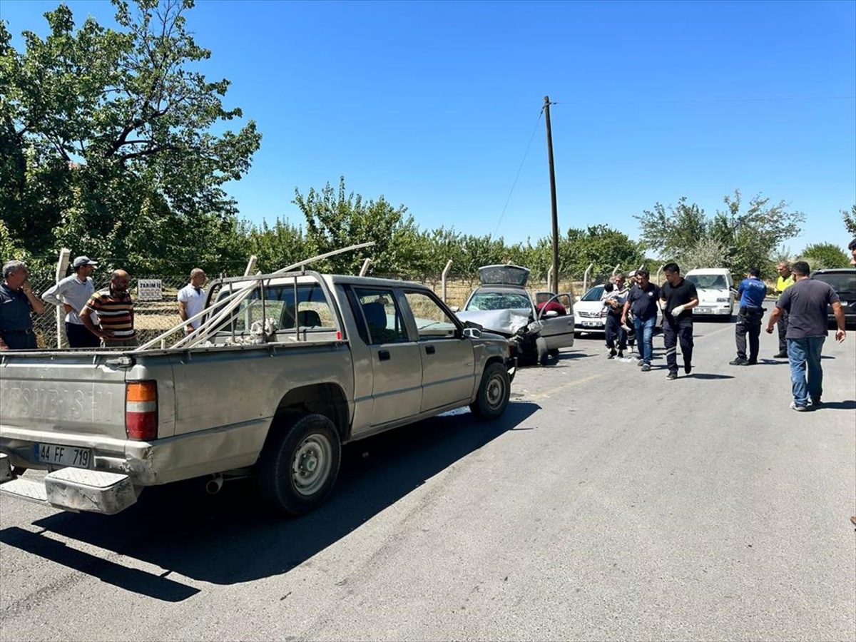 Malatya\'da otomobil ile pikap çarpıştı: 6 yaralı
