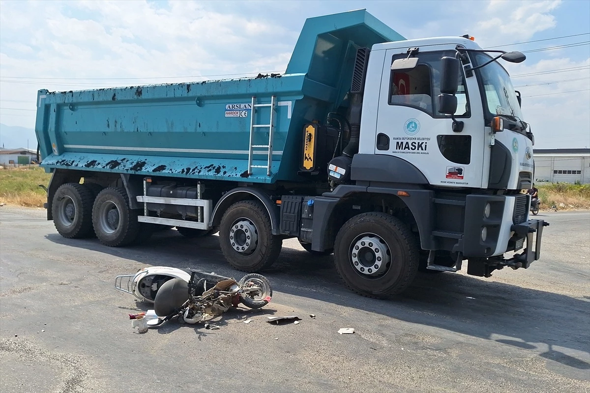 Manisa\'da kamyona çarpan elektrikli motosikletin sürücüsü yaralandı