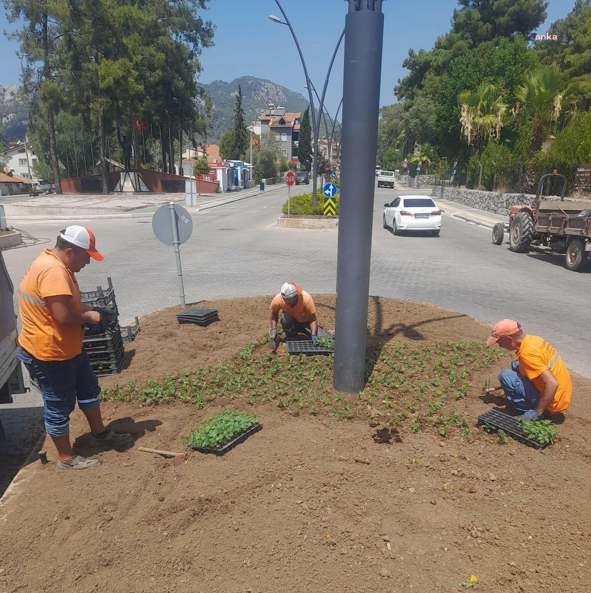 Marmaris Belediyesi Park ve Bahçeler Ekipleri, Oyuncakları Tamir Ediyor ve Yenileriyle Değiştiriyor