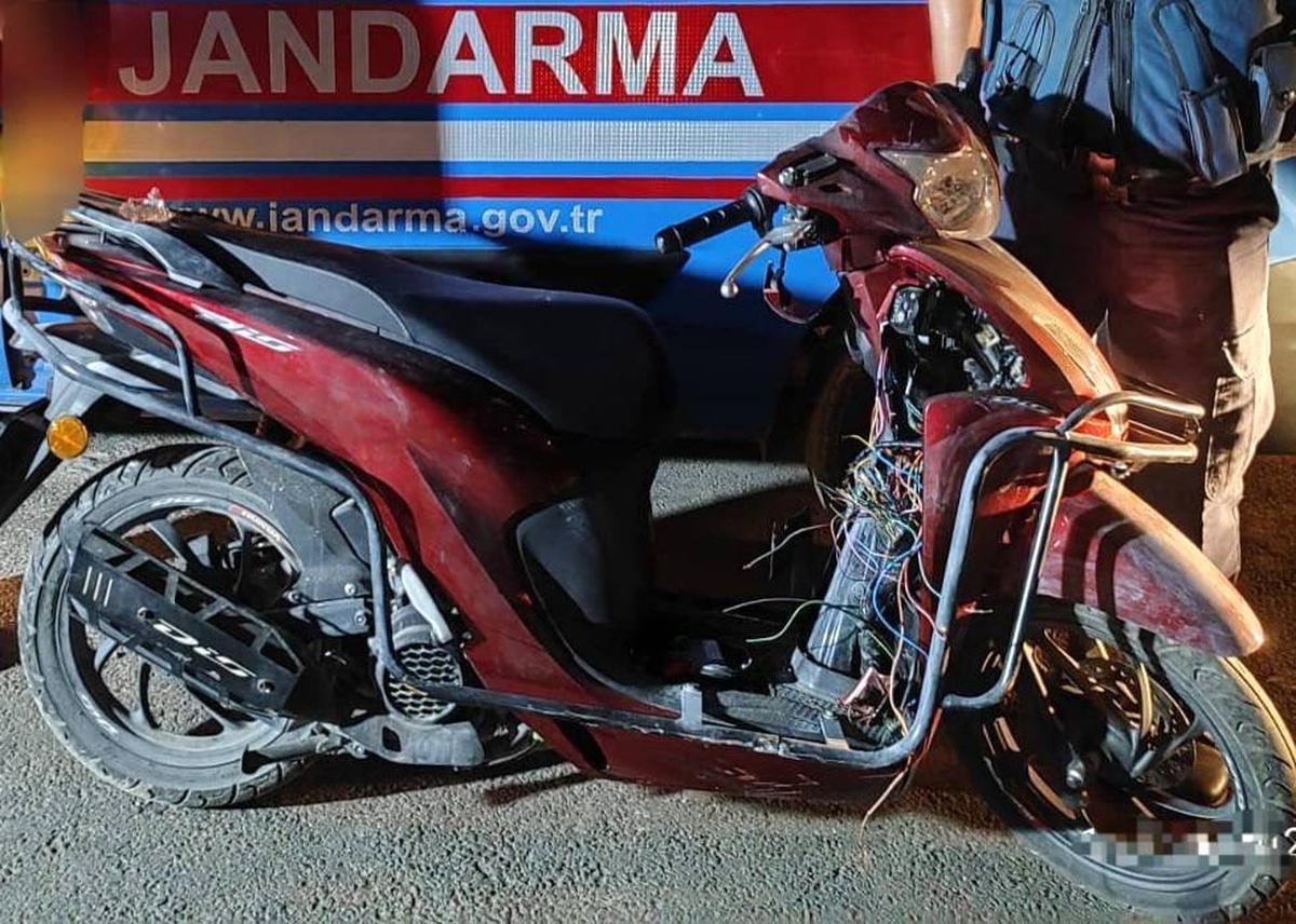 Kuşadası\'nda çalınan motosikleti saklayan hırsızlık şüphelisi aranıyor