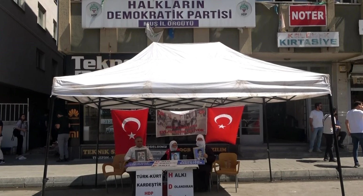 Muş\'ta Aileler HDP İl Başkanlığı Önünde Oturma Eylemi Yaptı