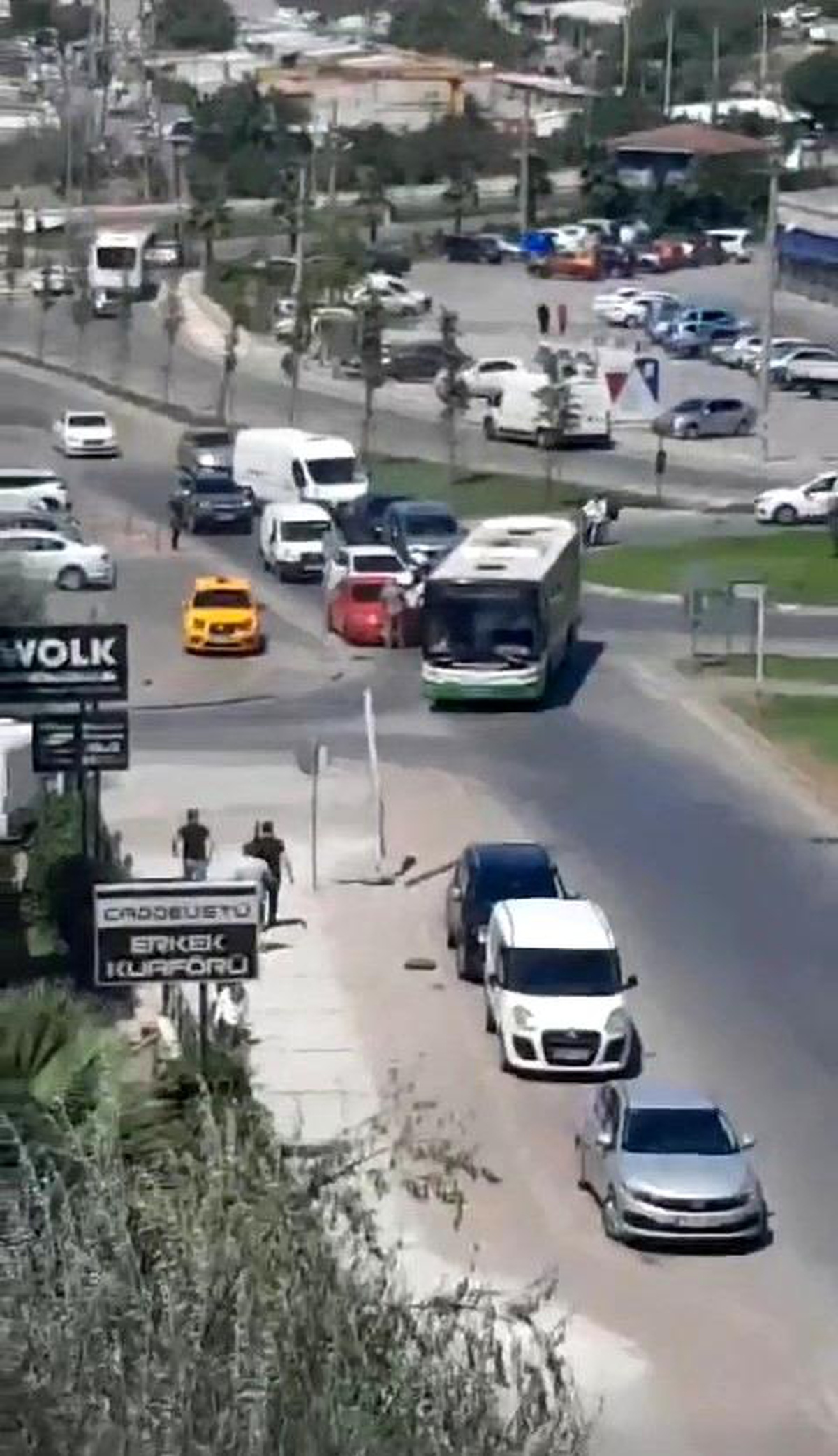 Bursa\'da Otobüs ve Otomobil Şoförleri Arasında Yol Tartışması