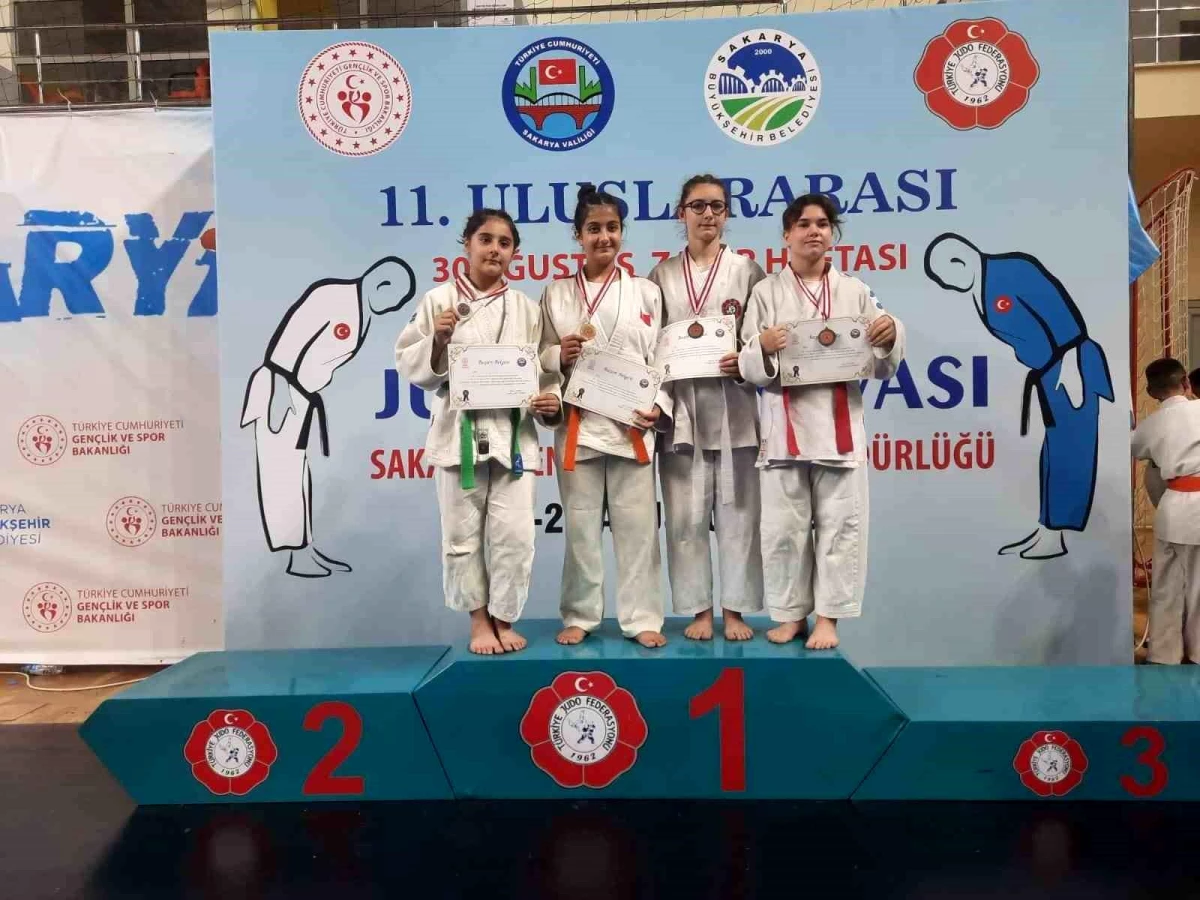 Salihli Judo Takımı 30 Ağustos Zafer Haftası Valilik Kupası\'nda 6 Madalya Kazandı