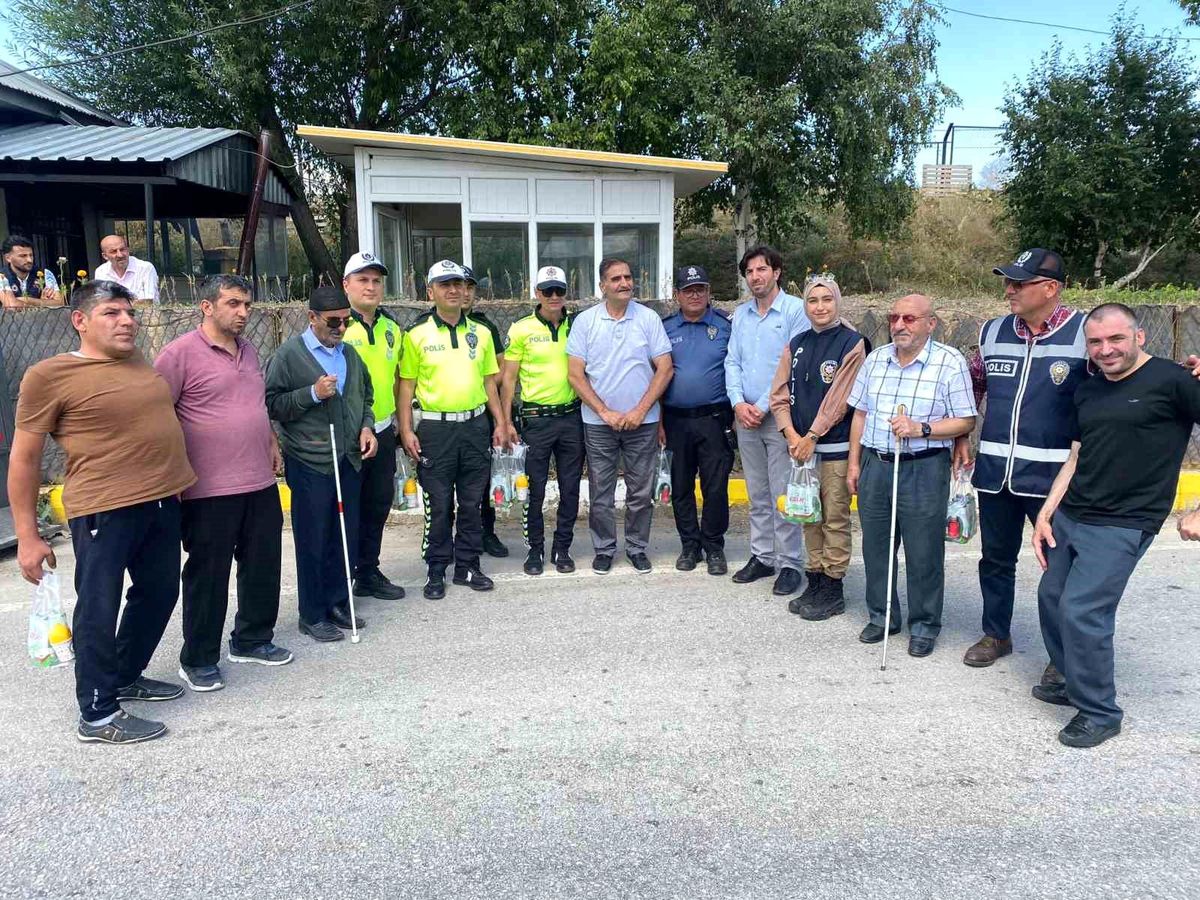 Erzurum\'da Polis ve Engelliler El Ele Sıcaklarda Karşı Serinleten Etkinlik Düzenlendi