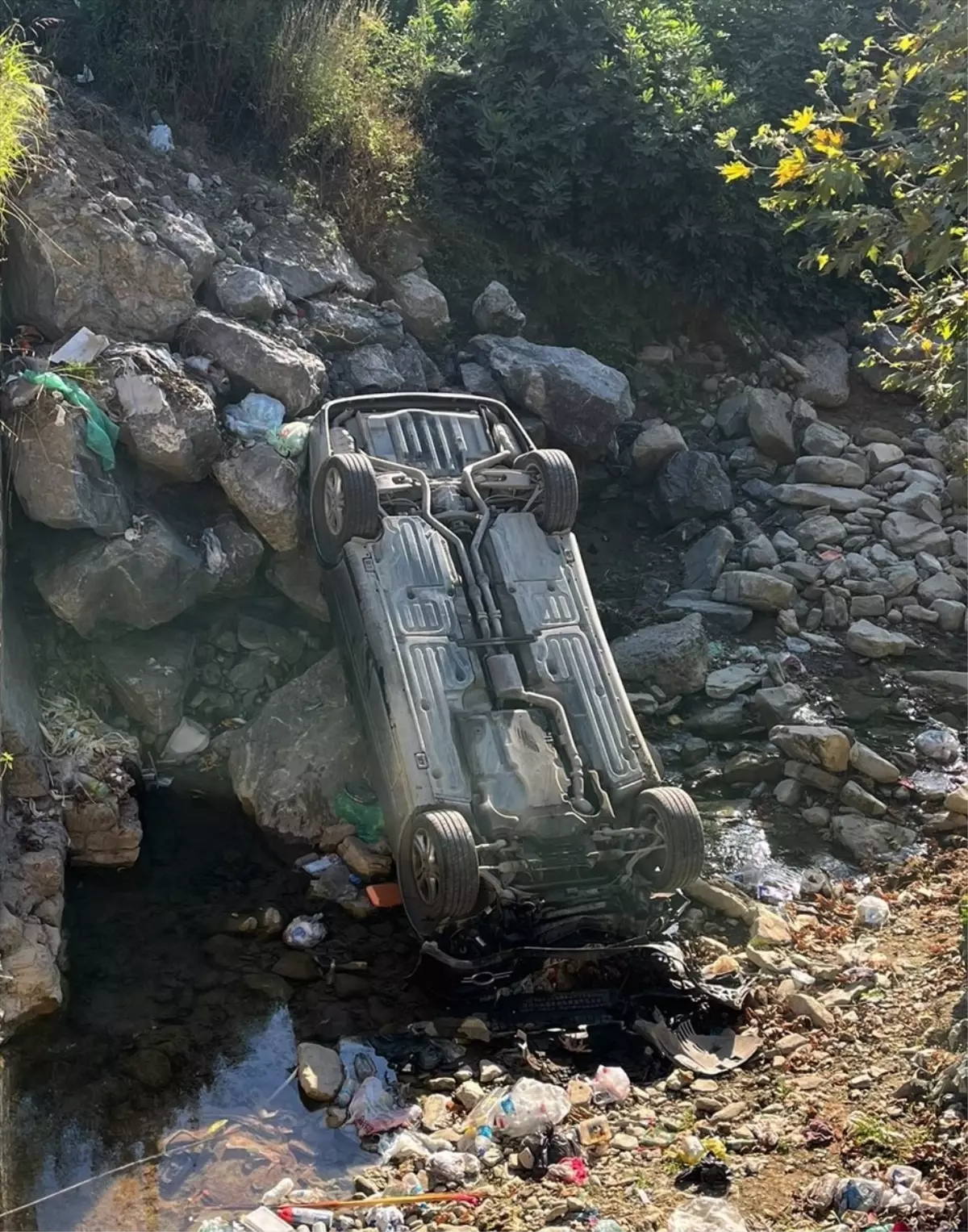 Sinop'ta otomobil dereye devrildi, 5 kişi yaralandı