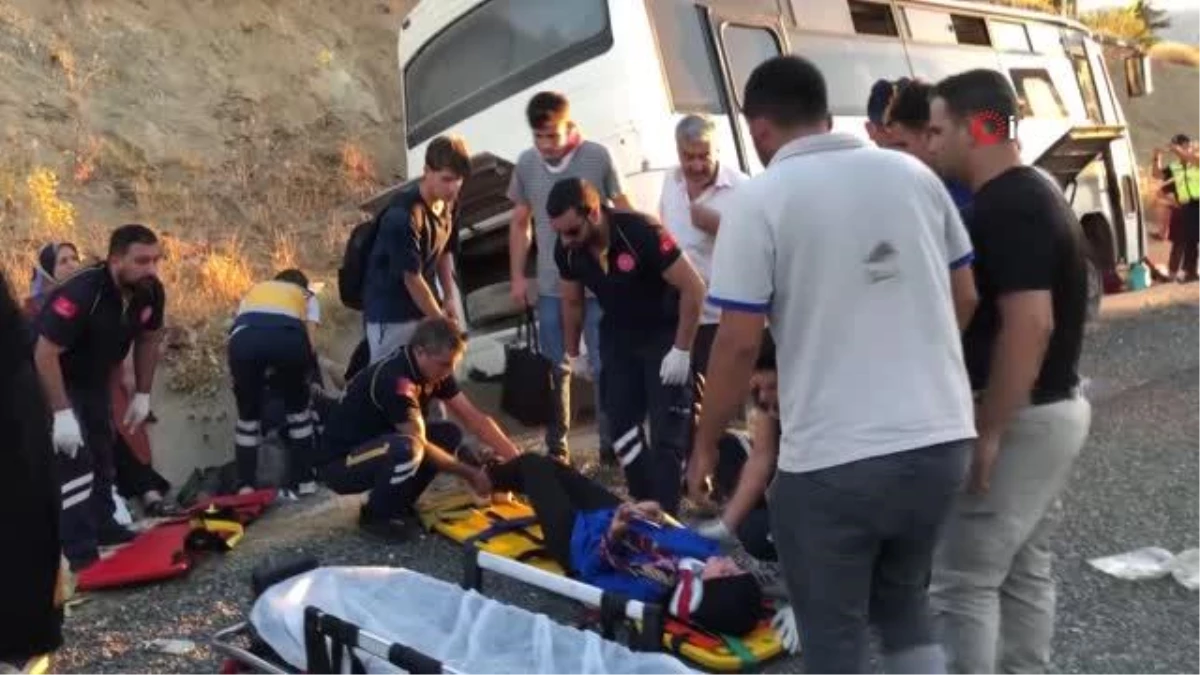 Elazığ\'da Midibüs Kazası: 2\'si Ağır 13 Kişi Yaralandı