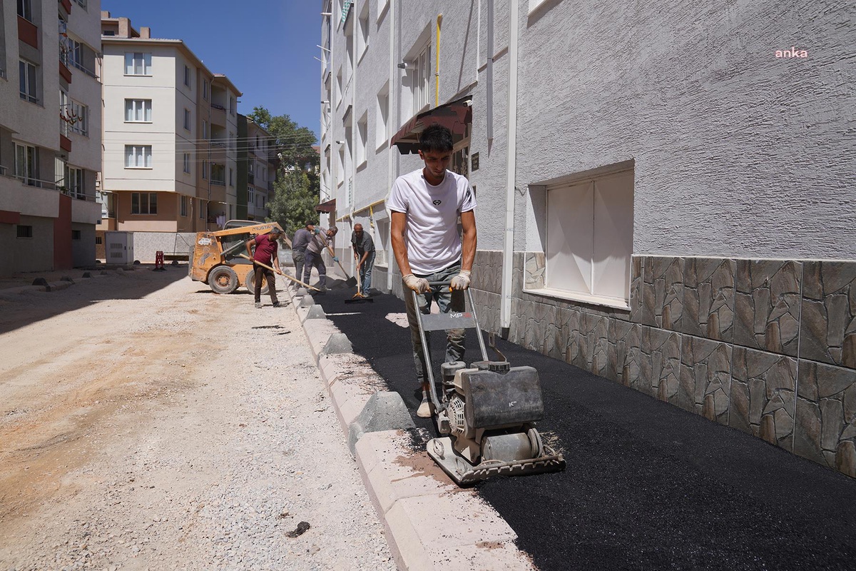 Tepebaşı Belediyesi Yol ve Kaldırım Çalışmalarına Devam Ediyor