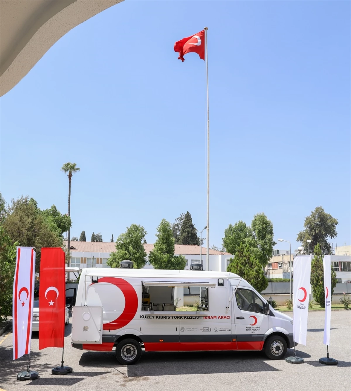 Türk Kızılayı, Kuzey Kıbrıs Türk Kızılayı\'na mobil ikram aracı teslim etti