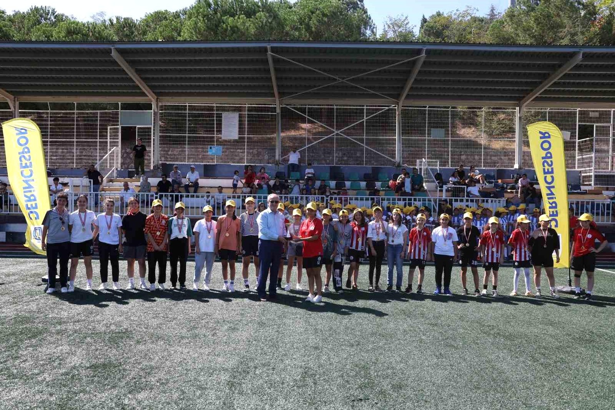 Derince\'de U-15 Kadın Futbol Turnuvası Heyecanı