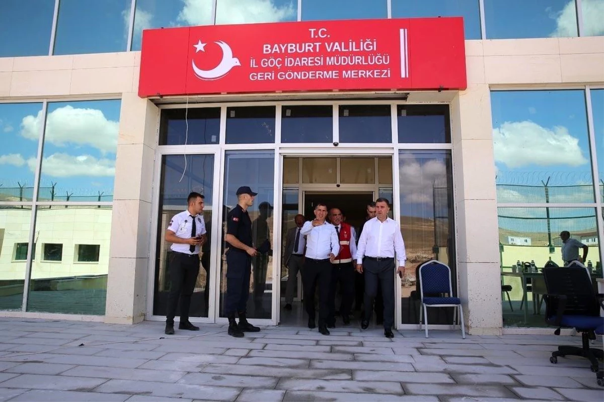 Bayburt Valisi Mustafa Eldivan Göçmen Geri Gönderme Merkezi\'nde İncelemelerde Bulundu