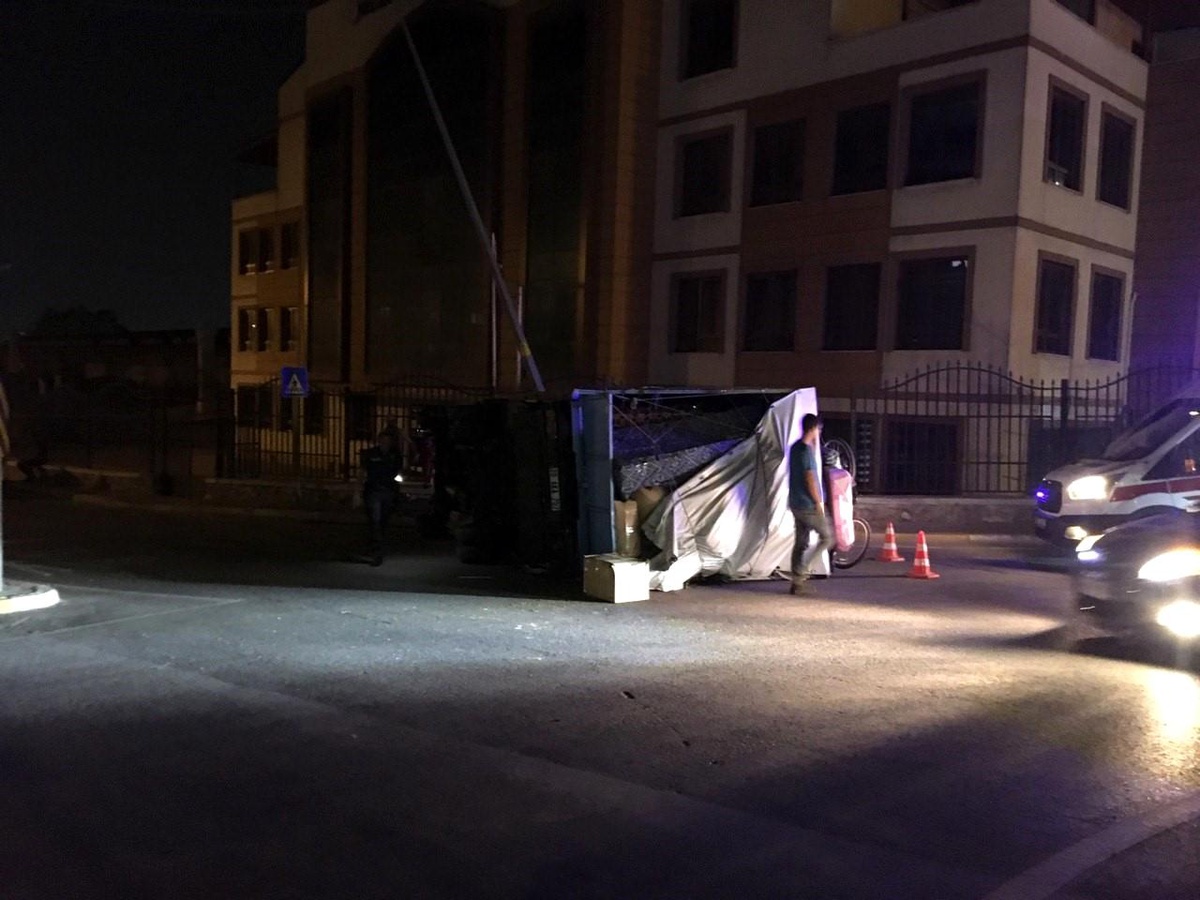 Kamyonet Müftülük Duvarına Çarptı, Sürücü Hafif Yaralandı