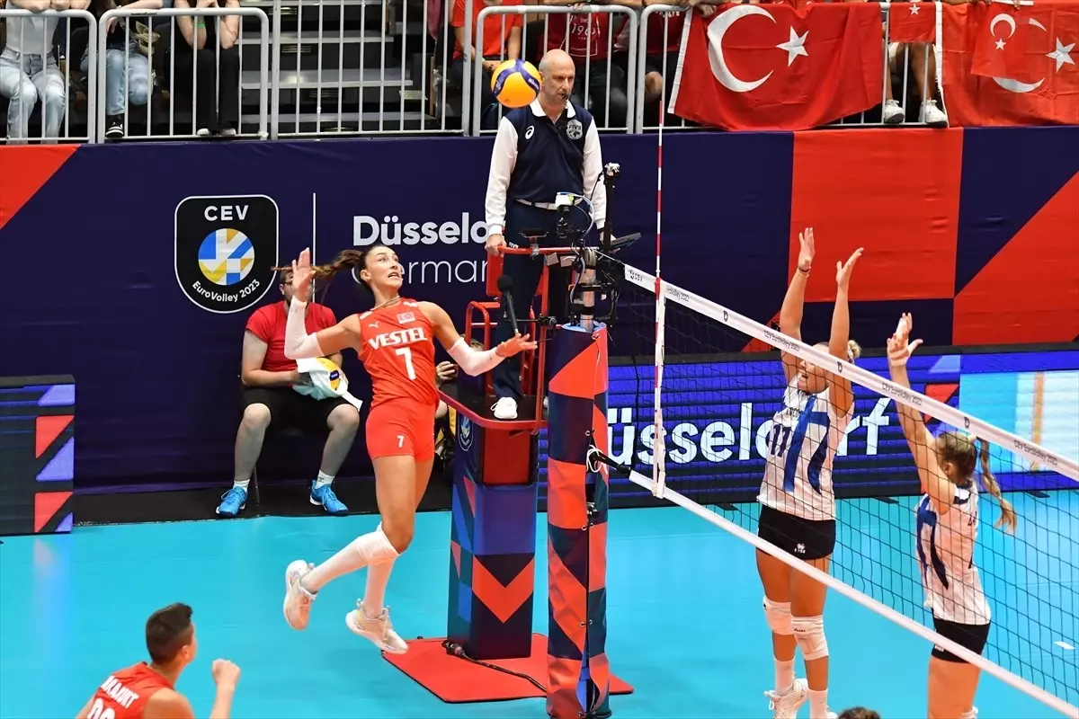 A Milli Kadın Voleybol Takımı, 2023 CEV Avrupa Şampiyonası C Grubu\'ndaki dördüncü maçında Yunanistan\'ı 3-0 yenerek, 4\'te 4 yaptı ve grup liderliğini...